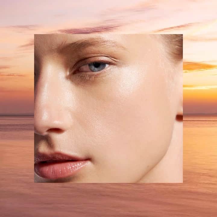 ドゥラメールのインスタグラム：「A golden hour glow at every hour.  The NEW Resurfacing Treatment is designed to gently exfoliate twice daily encouraging skin’s natural cellular turnover.  Wanna know how to achieve glowing skin? Shop The Resurfacing Treatment and other Nordstrom Exclusives at the Nordstrom Anniversary Sale. #LaMer #LaMerSkincare #LaMerResurfacingTreatment」