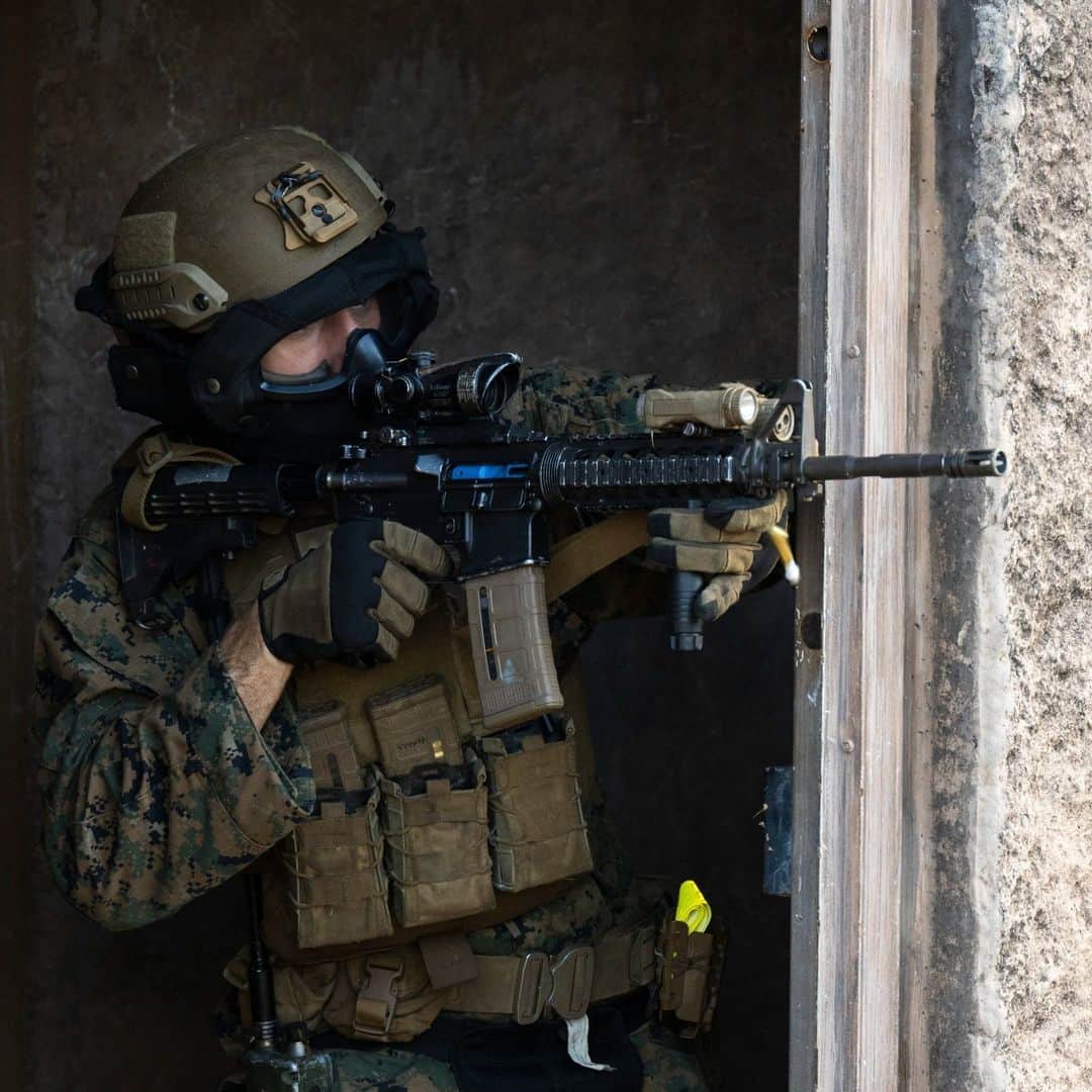 アメリカ海兵隊のインスタグラム：「MOUT Monday 🪖  📍 Marine Corps Training Area Bellows (July 11, 2023)  #Marines in the Advanced Infantry Marine Course (AIMC) engage simulated enemy combatants during urban operations training.  AIMC enhances and tests Marines’ skills, focusing on reinforcing proper patrols and operational procedures.   📷 (U.S. Marine Corps photo by Cpl. Chandler Stacy)  #USMC #SemperFi #MarineCombatArms」