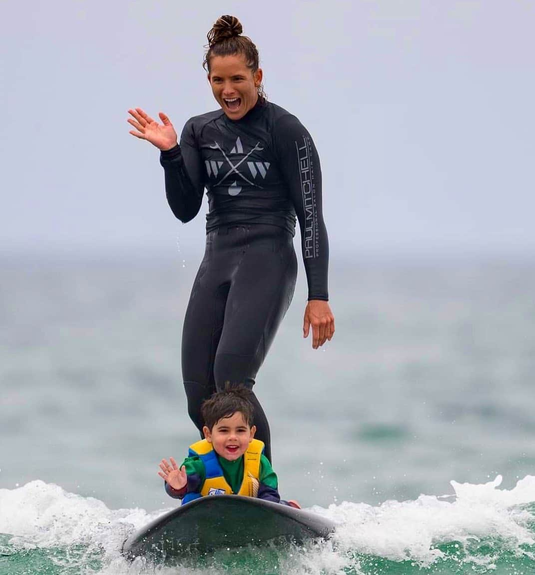 コートニー・コンローグさんのインスタグラム写真 - (コートニー・コンローグInstagram)「When your athlete starts doing a parade wave 😁 Always such a joy spending time with my @awalkonwater family  What a beautiful event in Huntington!」7月18日 0時11分 - courtneyconlogue