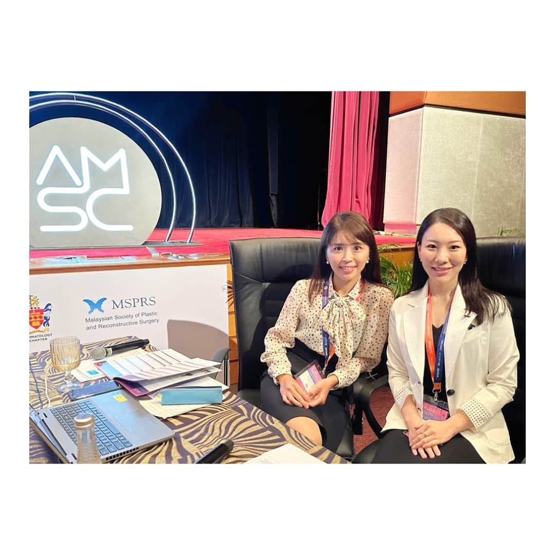 西川礼華のインスタグラム：「マレーシアで開催された国際学会Aesthetic Medicine and Surgery Conference (AMSC) 2023より招待いただき、３つ発表してまいりました。 Body Aestheticsのセッションでは痩身マシンの合併症について発表。スポンサードセミナーではニードルRFを用いたアジア人の治療効果について発表。そして、J Beautyというセッションでは日本人から学ぶスキンリジュビネーション治療について発表と座長を務めました。いずれも発表を通じて他の演者から学ぶことも多く、大変有意義な学会でした。 日本人登壇者として中野俊二先生、下島久美子先生、佐藤ももこ先生、ご一緒させていただき有難うございました。  I had the privilege of participating in the Aesthetic Medicine and Surgery Conference (AMSC) 2023 held in Malaysia, where I presented three sessions. In the Body Aesthetics session, I discussed the complications of body contouring machines. In the sponsored seminar, I presented the treatment effectiveness of pulsed fractional micro-needle RF on Asian patients. Lastly, I chaired and presented the J Beauty session, focusing on skin rejuvenation treatments learned from Japanese practices.  The conference was impeccably organized, offering valuable insights and a diverse range of topics.  Dr Tingsong Lim, thank you once again for organizing such a fantastic conference.  #AMSC2023 #国際学会 #AestheticMedicine #美容皮膚科 #BodyAesthetics #痩身マシン #ニードルRF  #JBeauty #skinrejuvination #学会発表 #ayakanishikawa #西川礼華」