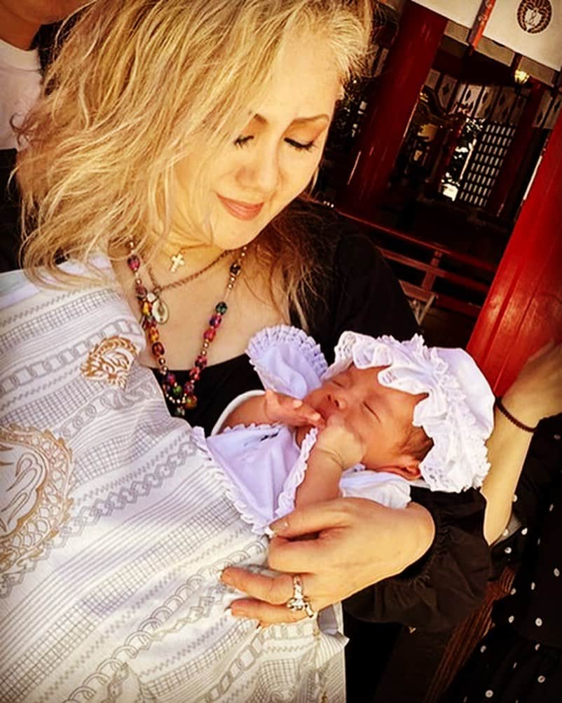 JILLのインスタグラム：「お宮参りなり⛩️  grandma初めて買った羽織袴ロンパース。 随分前に買ったんよ〜 やっと役立ちました🤲  7月22日-仙台rensaホール 7月23日_函館金森ホール —————————————- PERSONZ「I AM THE BEST TOUR」 6月18日_高知県立県民文化ホール グリーンホール 6月24日_札幌CUBE GARDEN 7月02日_ヒューリックホール東京 7月22日-仙台rensaホール 7月23日_函館金森ホール 8月04日_名古屋ダイアモンドホール 8月05日_大阪クラブクワトロ 8月11日_新潟LOTS 8月12日_高崎芸術劇場スタジオシアター 8月26日_福岡電気みらいホール —————————————-  #jillpersonz  #personz  #youtubepersonzチャンネル #note  #jillpersonz  #エアプレ #JILLプレ #ラジオ高崎 #三味線jill屋」