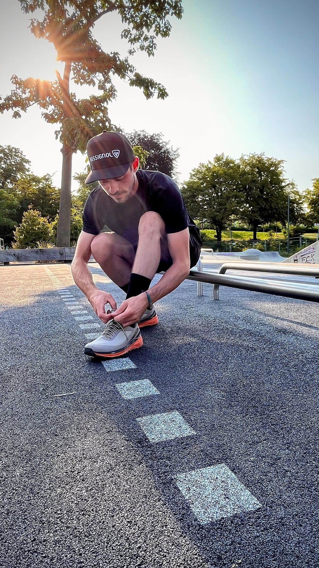 のインスタグラム：「Summer WORKOUT   My usual training looks like this:  Warm-up run 1-2 km just to get warm (depends on how I feel it).  Then usually two rounds per set of different exercises, for example:  15-20 push-ups in various variations. 15 -20 crunches. 10 pull-ups. 10-20 jumps/landings on a bigger step. 1 minute of jump/runs in different variations. 5-10 upswings with 3-5 dips on top. A bit of stretching in between and don't forget to drink water to stay hydrated. I always feel free to add a practice or delete one if I don't feel it. In my opinion, it should always be fun, so let’s gooo 💪🏻   #anotherbestday #myactivefavorites #calestenics #workout」