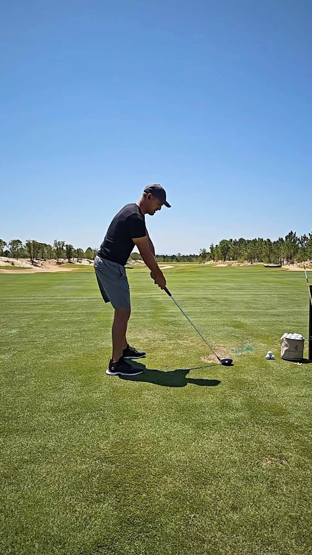 ブライソン・デチャムボーのインスタグラム：「Swinging smooth into @theopen 🏌🏽  #CrushersGC #TheOpen」