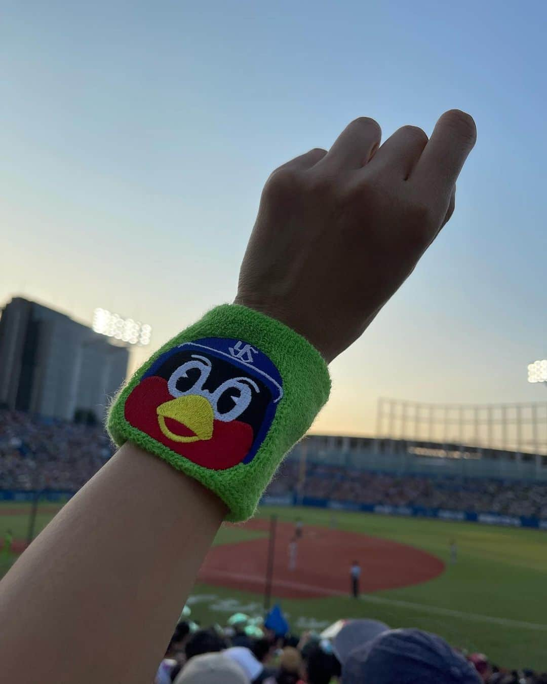 木本泉さんのインスタグラム写真 - (木本泉Instagram)「- 千葉からワープして夜は神宮球場へ⚾️  ヤクルト×巨人戦  風があれば涼しいな〜と思っていたけど、そんな期待は裏切られて無風w 暑かった💦💦💦 選手の皆さんはもっと暑いんだろな。  @kayo_serizawa も旅行帰り。 私は疲れきった顔をしてますがw野球場の雰囲気を楽しめました！  夏ですね〜。 これから夏本番☀️ 怖いな😅  #明治神宮球場  #ヤクルト#ヤクルト戦」7月18日 0時19分 - izumikimoto