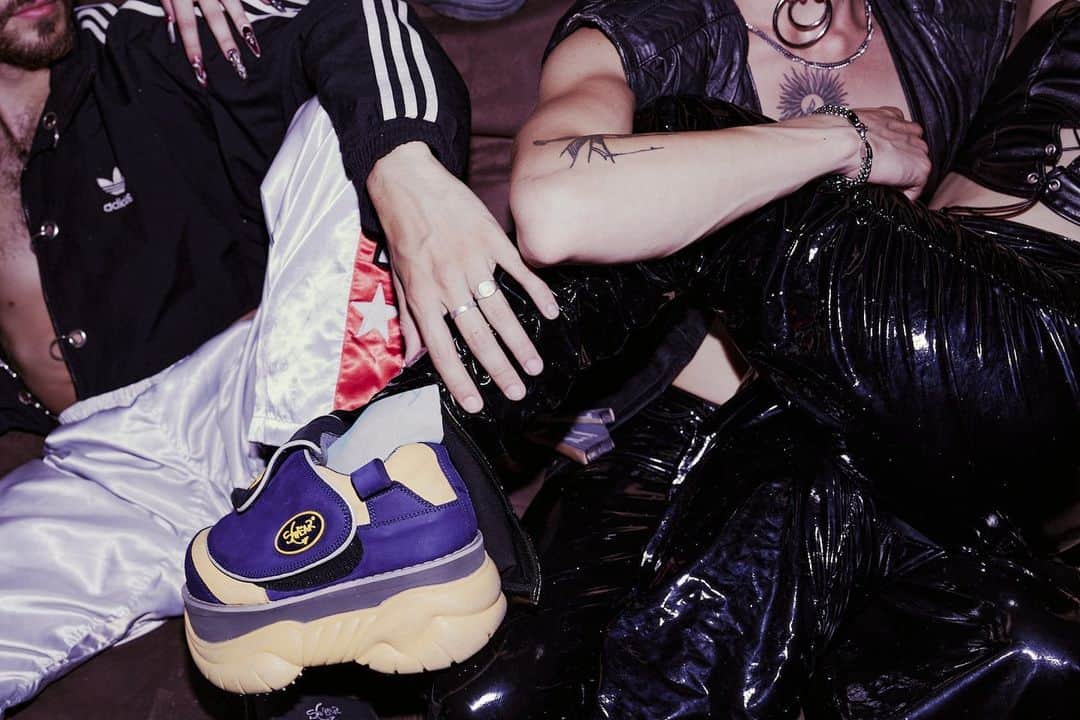 のインスタグラム：「We are nearly there. While we're waiting, we have something for you. A chance to win a €100 voucher for you to spend in the VAULT.⁠ ⁠ All you have to do to enter is follow our account @swearlondon repost any of our posts about the archive sale and tag us. Winner will be announced on the day of the first drop. So hurry up, you have until Wednesday 🔥⁠ ⁠ See you in the VAULT!」