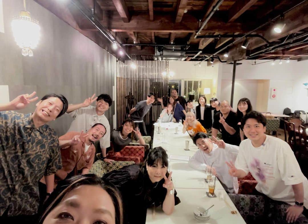 海原やすよのインスタグラム：「「いたって真剣です」  番組がスタートしてから３年。 ようやく集まって食事会が出来るようになりました😌  真剣ファミリー西田くん、トキくん、木崎くん、河野くん、スタッフさん  木崎くんと河野くんは仕事のため途中で抜けてしまいましたが、また開催出来ますように🙏🏻」