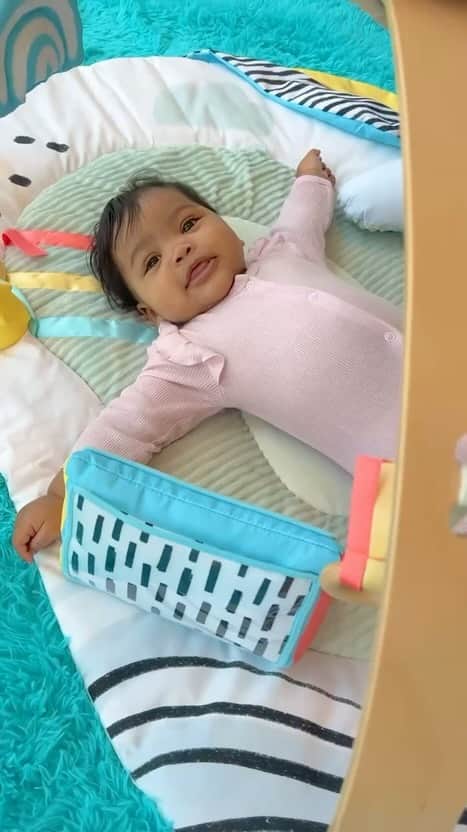 Skip Hopのインスタグラム：「Look who's learning, growing & exploring with our Discoverosity Montessori-Inspired Play Gym & Stroller Toy! 🌈 ✨  🎥: @ms.campbell.teach  #skiphop #musthavesmadebetter #montessori #montessoriinspired #montessoriplay #montesoriexperts #montessorilearning」
