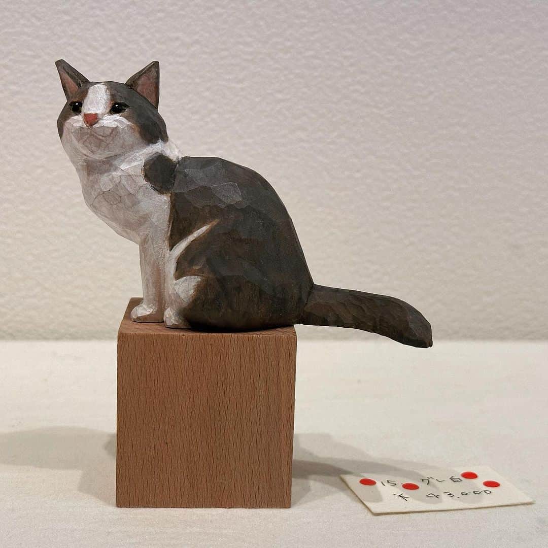 Musashiさんのインスタグラム写真 - (MusashiInstagram)「バンナイリョウジさん( @yamaneko5656 )の個展「猫が待っているので帰ります」を見に、人形町の「ねこの引き出し」さんへ。今回もかわいい猫さんたちがずらりと並んでました。猫たちの背中の曲がり具合とか、鼻の穴や指先へのこだわりなども教えていただき、かわいいのはもちろんなんですけども、それだけじゃない不思議な魅力を感じる理由が少しわかった気がしました。個展は7月18日までです。実物は私の写真よりも100倍かわいいです！　#バンナイリョウジ #バンナイリョウジ個展 #ねこの引き出し #cat #キジトラ」7月18日 0時35分 - _daisy
