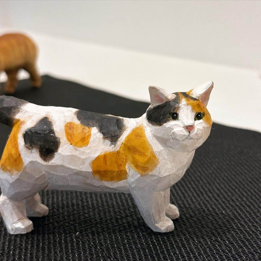 Musashiさんのインスタグラム写真 - (MusashiInstagram)「バンナイリョウジさん( @yamaneko5656 )の個展「猫が待っているので帰ります」を見に、人形町の「ねこの引き出し」さんへ。今回もかわいい猫さんたちがずらりと並んでました。猫たちの背中の曲がり具合とか、鼻の穴や指先へのこだわりなども教えていただき、かわいいのはもちろんなんですけども、それだけじゃない不思議な魅力を感じる理由が少しわかった気がしました。個展は7月18日までです。実物は私の写真よりも100倍かわいいです！　#バンナイリョウジ #バンナイリョウジ個展 #ねこの引き出し #cat #キジトラ」7月18日 0時35分 - _daisy