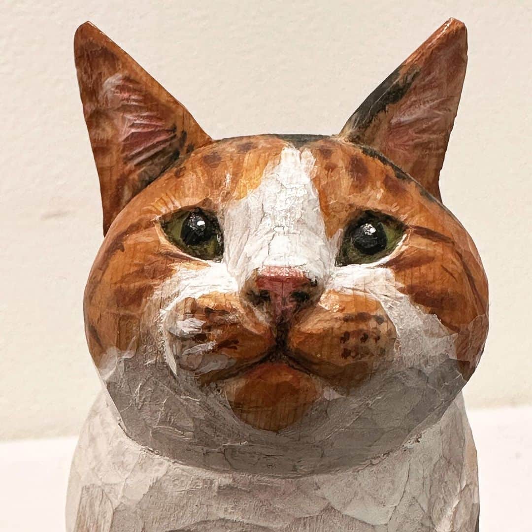 Musashiさんのインスタグラム写真 - (MusashiInstagram)「バンナイリョウジさん( @yamaneko5656 )の個展「猫が待っているので帰ります」を見に、人形町の「ねこの引き出し」さんへ。今回もかわいい猫さんたちがずらりと並んでました。猫たちの背中の曲がり具合とか、鼻の穴や指先へのこだわりなども教えていただき、かわいいのはもちろんなんですけども、それだけじゃない不思議な魅力を感じる理由が少しわかった気がしました。個展は7月18日までです。実物は私の写真よりも100倍かわいいです！　#バンナイリョウジ #バンナイリョウジ個展 #ねこの引き出し #cat #キジトラ」7月18日 0時35分 - _daisy