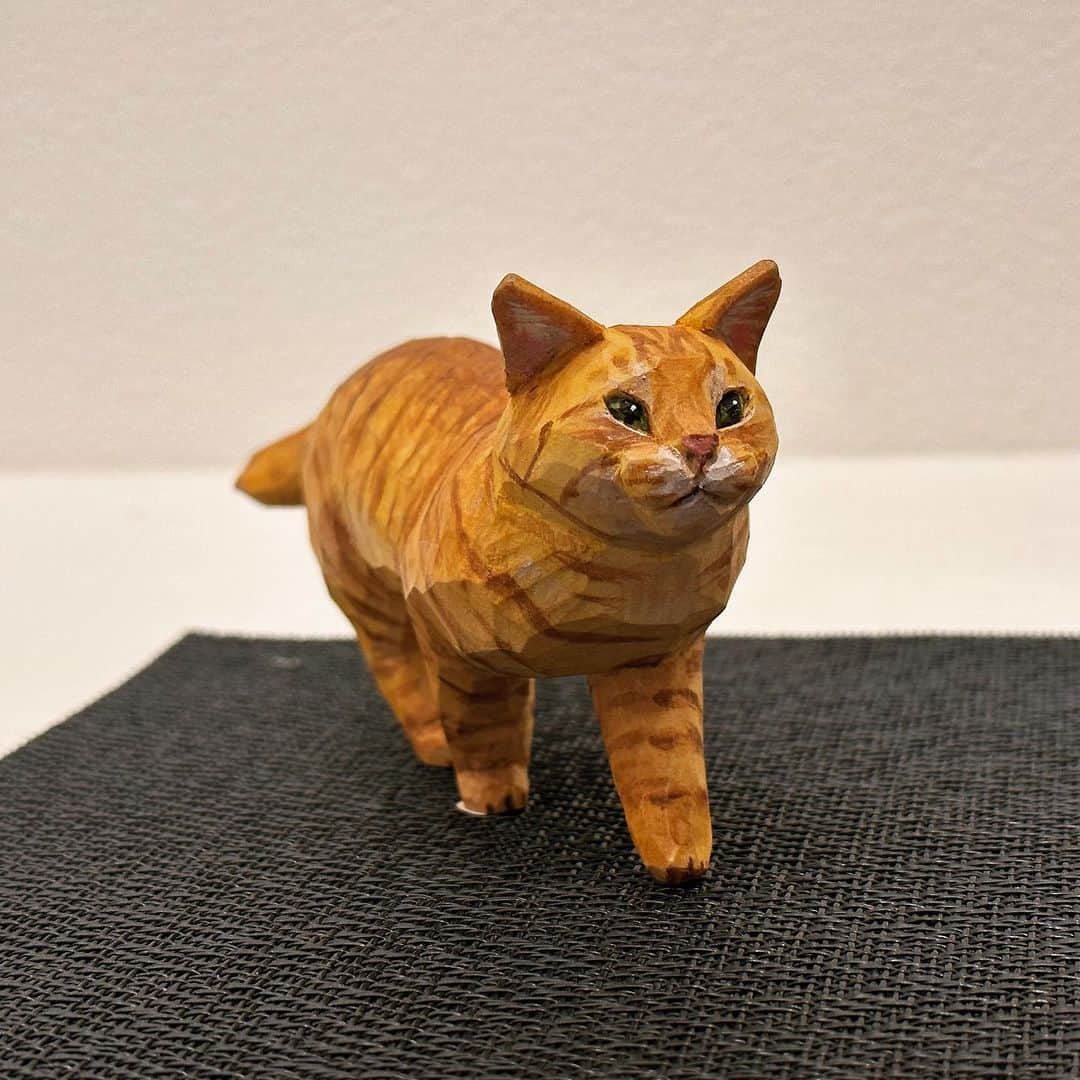 Musashiさんのインスタグラム写真 - (MusashiInstagram)「バンナイリョウジさん( @yamaneko5656 )の個展「猫が待っているので帰ります」を見に、人形町の「ねこの引き出し」さんへ。今回もかわいい猫さんたちがずらりと並んでました。猫たちの背中の曲がり具合とか、鼻の穴や指先へのこだわりなども教えていただき、かわいいのはもちろんなんですけども、それだけじゃない不思議な魅力を感じる理由が少しわかった気がしました。個展は7月18日までです。実物は私の写真よりも100倍かわいいです！　#バンナイリョウジ #バンナイリョウジ個展 #ねこの引き出し #cat #キジトラ」7月18日 0時35分 - _daisy
