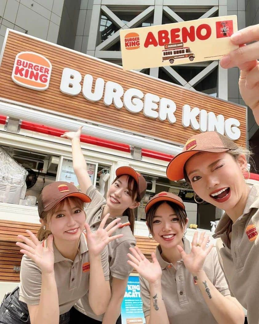 おーてぃーちゃーんさんのインスタグラム写真 - (おーてぃーちゃーんInstagram)「BURGER KING　キングの夏のわがまま休暇  とゆーことで、全国津々浦々 BURGER KINGのフードトラックが出没✨ あたくし、お手伝いさせていただいてます💖  7/13～15は大阪にある、阿倍野ルシアスに登場しました🍔  沢山の知合いが会いに来てくれて、ハンバーガーもおいしく食べてくれて嬉しかったな💖 地元の人とも沢山絡めて、楽しかったー😊  次回は滋賀県にある『ブランチ大津京』にて 7/21～23に登場するよ！  営業時間は 11:30～15:00 16:30～19:30  定番人気のワッパーチーズと、フードトラック限定のスパイシーBBQワッパーの二種類🍔  ご購入頂くと、地名入りの限定ステッカーをプレゼントしてます✨  お近くの皆さん。 是非、食べ応え抜群な本格的なハンバーガーをご賞味あれ～✨  ご来店お待ちしてます😊  #BURGERKING　#バーガーキング　#ハンバーガー　#フードトラック　#阿倍野ルシアス　#大阪　#大津京　#滋賀県」7月18日 0時35分 - o_tie