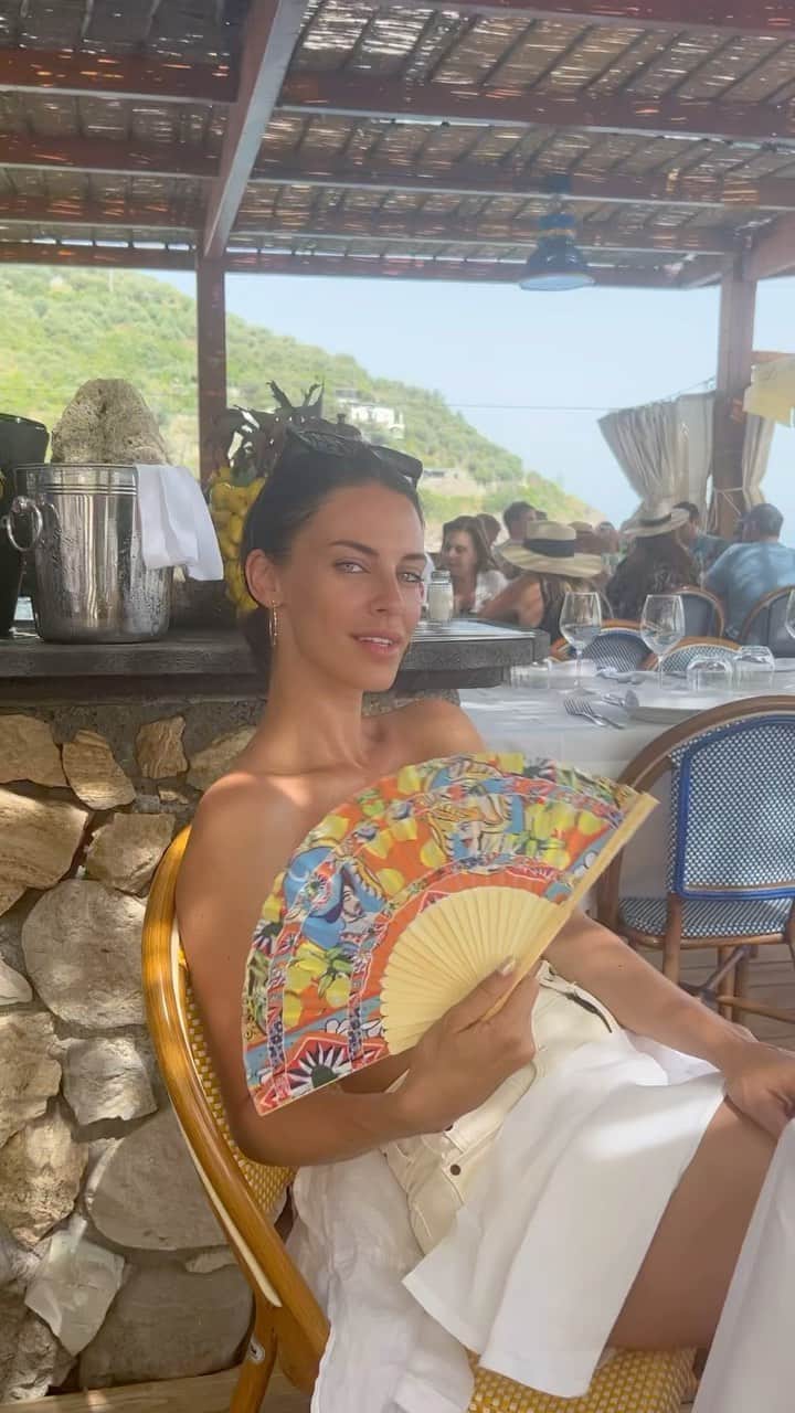 ジェシカ・ロウンズのインスタグラム：「How do you say “heat wave” in Italian? 😅🇮🇹🍋🍝🌊」