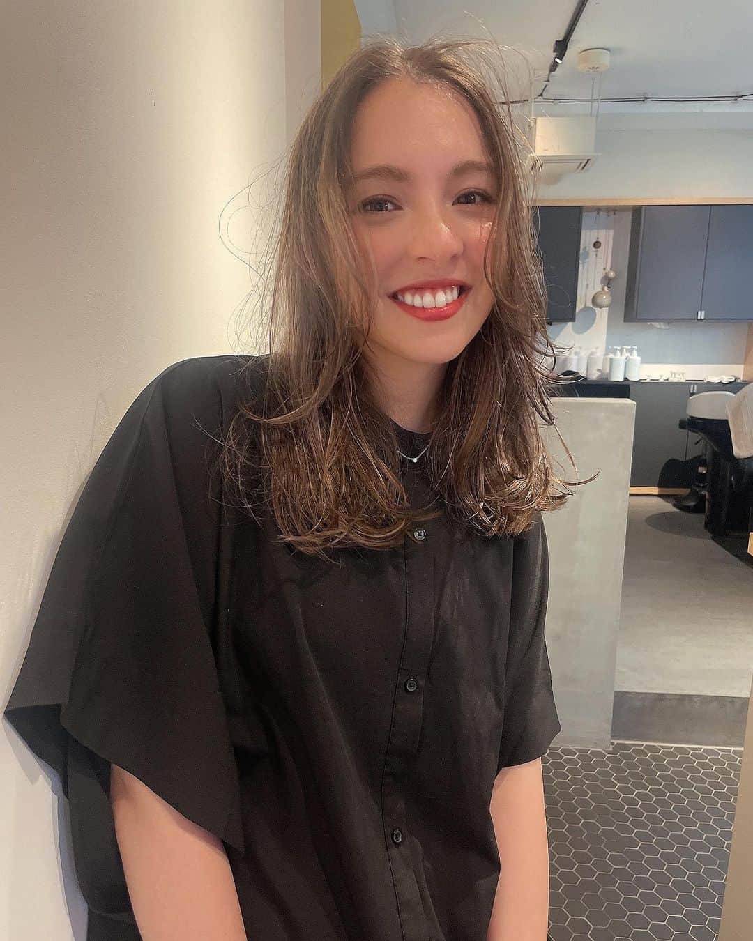 アイシスのインスタグラム：「髪の毛に少し鋏を入れると 気持ちがすっきりするよね！  この前久々にちょっと ごとうさん @toshinoriiii に 整えてもらったよん💇‍♀️  めちゃくちゃ暑すぎて危険！ みんな水分とっていこうね🥵  #haircut #中目黒 #guan #夏髪 #夏バテ #負けないでいこう #おーっ」