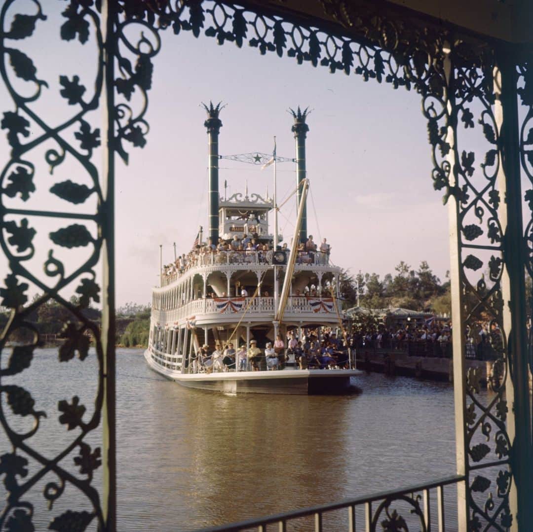lifeさんのインスタグラム写真 - (lifeInstagram)「On this day in history - July 17th, 1955. Walt Disney's Disneyland opens in Anaheim, California.   If a dream is a wish your heart makes, then Disneyland was, as LIFE declared one month after it opened. See more from the historic day by clicking the link in our bio.   (📷 Loomis Dean/LIFE Picture Collection)  #LIFEMagazine #LIFEArchive #LoomisDean #Disneyland #1950s #California #WaltDisney #Anniversary」7月18日 0時31分 - life
