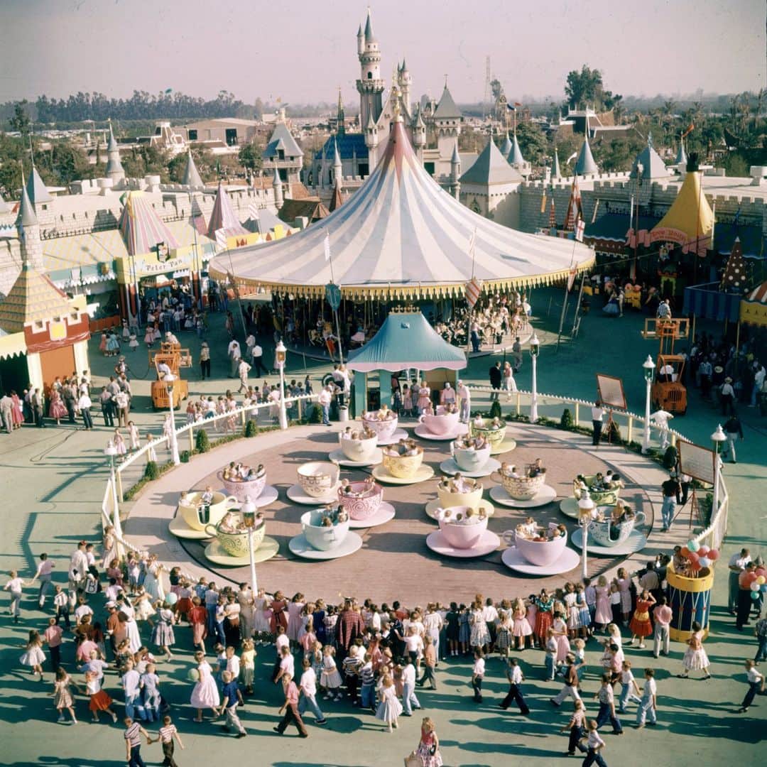 lifeさんのインスタグラム写真 - (lifeInstagram)「On this day in history - July 17th, 1955. Walt Disney's Disneyland opens in Anaheim, California.   If a dream is a wish your heart makes, then Disneyland was, as LIFE declared one month after it opened. See more from the historic day by clicking the link in our bio.   (📷 Loomis Dean/LIFE Picture Collection)  #LIFEMagazine #LIFEArchive #LoomisDean #Disneyland #1950s #California #WaltDisney #Anniversary」7月18日 0時31分 - life