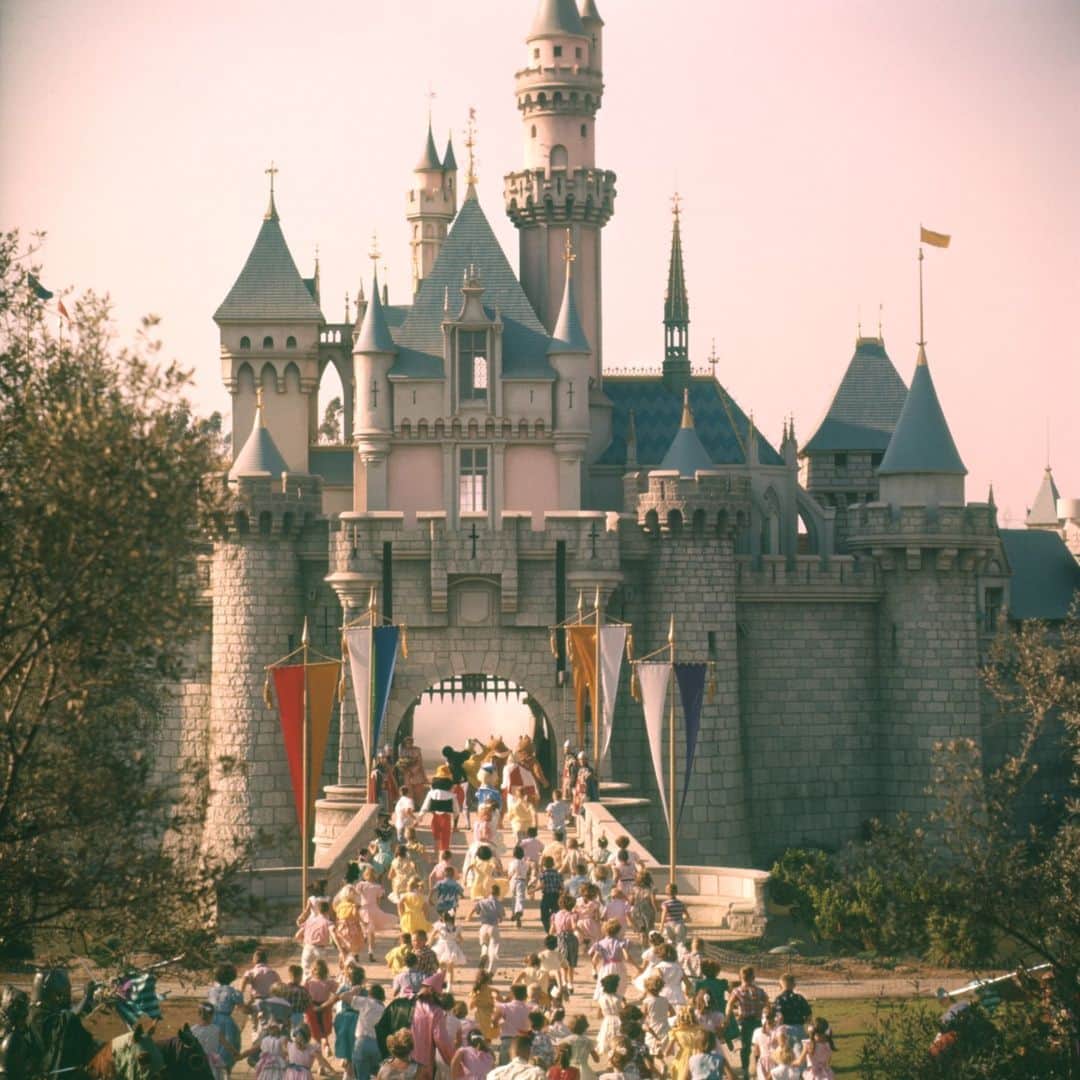 lifeのインスタグラム：「On this day in history - July 17th, 1955. Walt Disney's Disneyland opens in Anaheim, California.   If a dream is a wish your heart makes, then Disneyland was, as LIFE declared one month after it opened. See more from the historic day by clicking the link in our bio.   (📷 Loomis Dean/LIFE Picture Collection)  #LIFEMagazine #LIFEArchive #LoomisDean #Disneyland #1950s #California #WaltDisney #Anniversary」