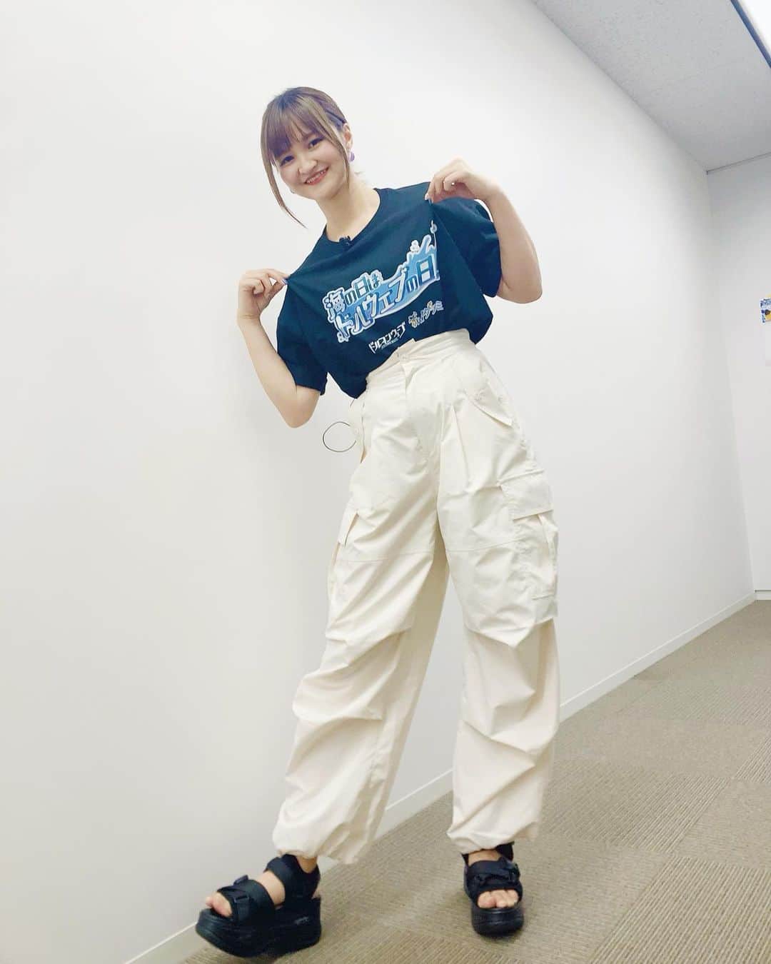 小市眞琴のインスタグラム：「本日の衣装🐬 海の日はドルウェブの日！ということで、 海の日バージョンのTシャツでお送りしました🫶 #ドルフィンウェーブ #ドルウェブ」