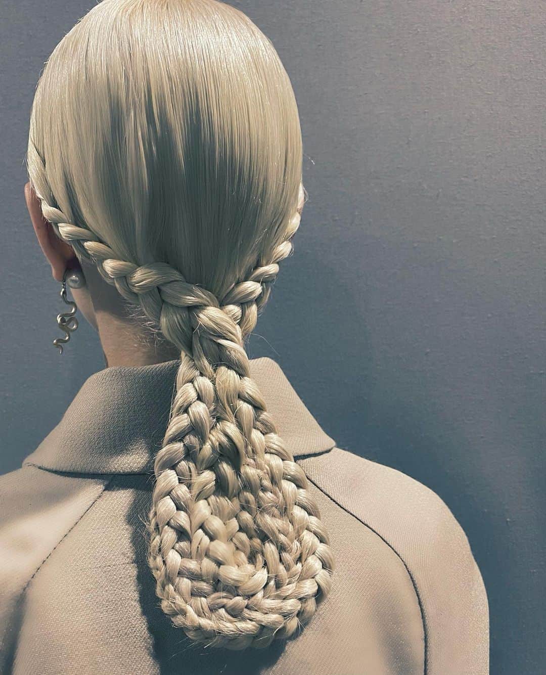 Vogue Beautyさんのインスタグラム写真 - (Vogue BeautyInstagram)「Looking to turn your summer braids up a notch? Let legendary hairstylist @guidopalau’s Renaissance braids from the @dior fall 2023 couture show be your guiding light.  Tap the link in our bio for more beauty inspiration from your favorite stars and industry pros.」7月18日 0時43分 - voguebeauty