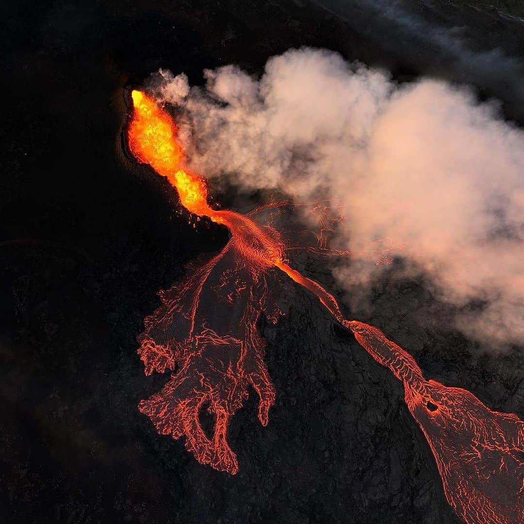 Earth Picsさんのインスタグラム写真 - (Earth PicsInstagram)「@shots.am —In the past three years, the Fagradalsfjall massif has had three eruptions.  After a few weeks of earthquakes, a fissure eruption started again on July 10, 2023.   How beautiful are these photos?  📷 @shots.am  📍Iceland 🇮🇸」7月18日 0時40分 - earthpix