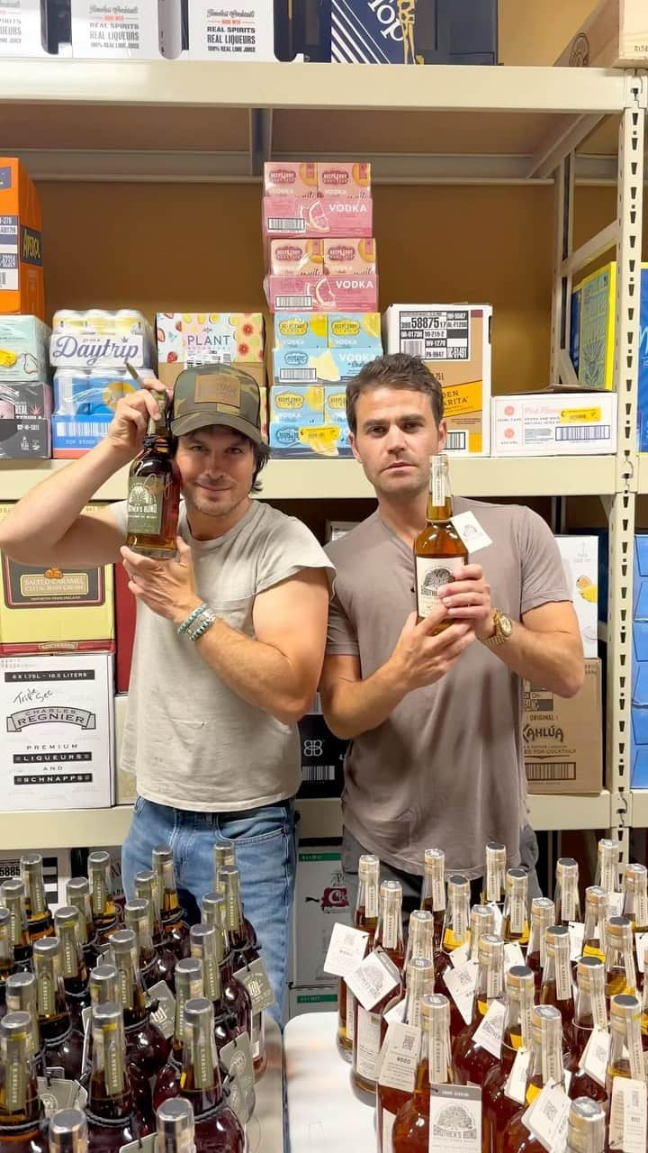 イアン・サマーホルダーのインスタグラム：「Great bourbon & great friends. 🥃 Always a good time at @abcfinewinespirits with @brothersbondbourbon.」