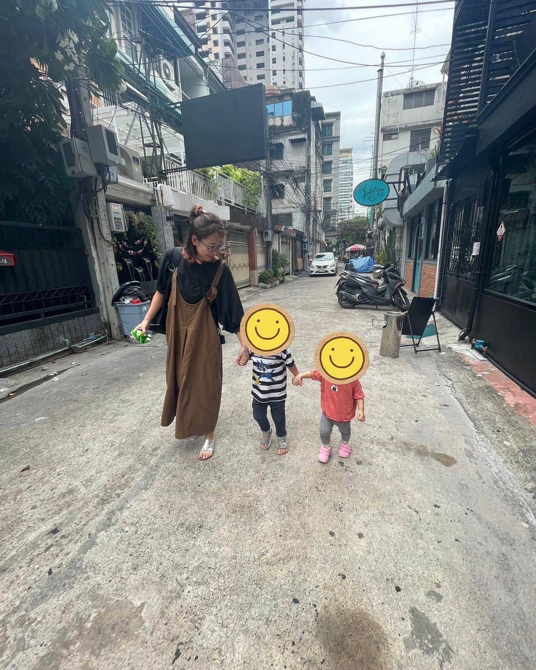 桜 稲垣早希のインスタグラム：「昨日タイで出来たママ友達ののりちゃんと娘ちゃんとトニー連れて遊びました😄 少しトニーのほうがお兄さんなので、並んで歩いたら兄妹みたいでめっちゃ可愛かったです🥰 子供が遊べる飲食店やカフェがたくさんあるのでゆっくりしながら遊ばせられるので有難いです。  最近、トニーは戦隊モノ（YouTubeで見つけた韓国の？？）にハマってて、至る所でポーズを取り写真を撮ってとお願いしてきます。  教えてないのに汽車が好きになり、車、飛行機、船、戦隊モノと絵に描いたような男の子趣味に進んで行くのがとても不思議です。  さてエヴァをどこで挟もうか。  タイミングミスるととんでもない事になりそうなので慎重に見定めなければなりません。  とりあえず戦隊モノ終わったら新しいるろ剣見させてみようかな。  #タイ移住 #桜稲垣早希 #3歳児男の子 #りおなり夫婦のビログ旅」