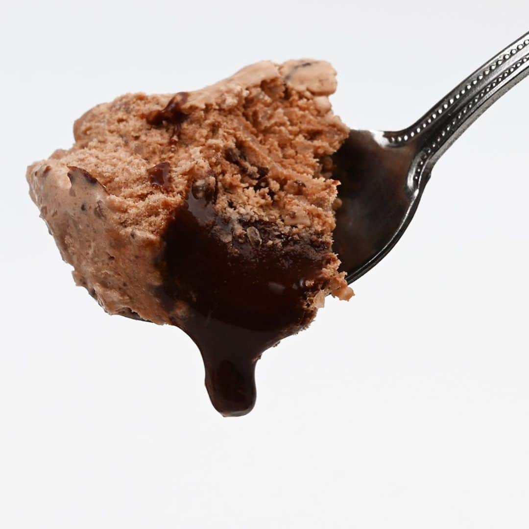 アイスマン福留さんのインスタグラム写真 - (アイスマン福留Instagram)「【鬼うま速報】新作の7プレミアム「チョコレート氷」が鬼うま案件です！チョコ好きは必食です！チョコチップ入りのスイーツチョコ氷（微細入りチョコアイス）をスプーンで掘り進めると、とろっとろの生チョコソースがダクダク溢れ出てきます。濃厚なのに後味はスッキリ！めちゃくちゃうま～い!!😭無くならないうちにGETしてください！  #チョコレート #生チョコ #チョコレート氷 #チョコチップ #セブンプレミアム #新作アイス #おすすめ #アイス #かき氷 #スイーツ #デザート #アイスマニア #アイスマン福留 #icecream #JapaneseIceCream #icecreamlover #icecreamtime #icecreamday #icecreamlove #icecreamporn #JapaneseIceCream #foodporn #foodie #instafood #foodstagram #yummy #yum #delicious #foodphotography」7月18日 0時49分 - iceman_ax
