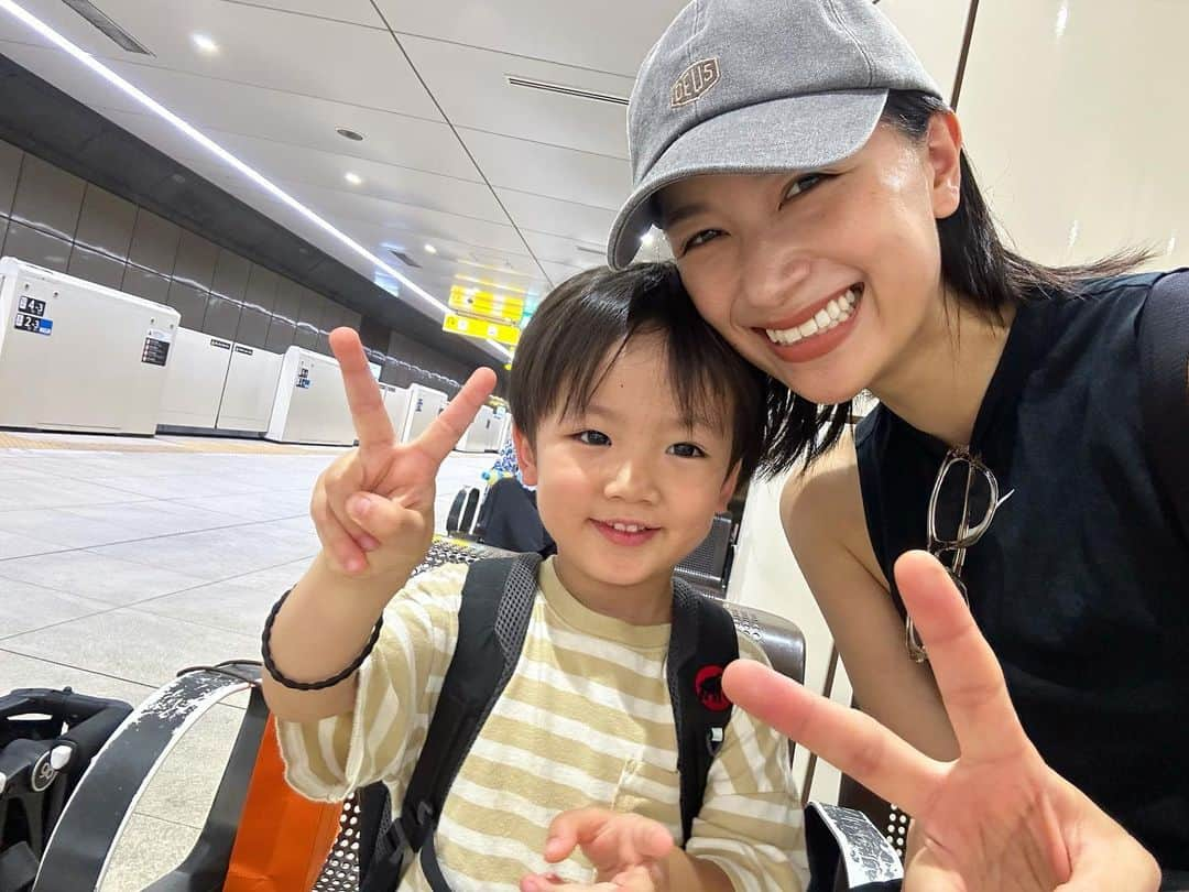 高橋ユウさんのインスタグラム写真 - (高橋ユウInstagram)「長男禅清と電車🚃🚃🚃 2人時間はなかなか貴重で、こういう時ほんま嬉しそうにするので「2人だからかなぁ」と嬉しくなりつつ、恐らく「電車に乗るから」かなぁ😂 いつからかハイチーズ！と言ったらピースしてニコッとして止まるようになって😭愛しい。  #zenseigram #3歳男の子」7月18日 0時51分 - takahashiyu.official