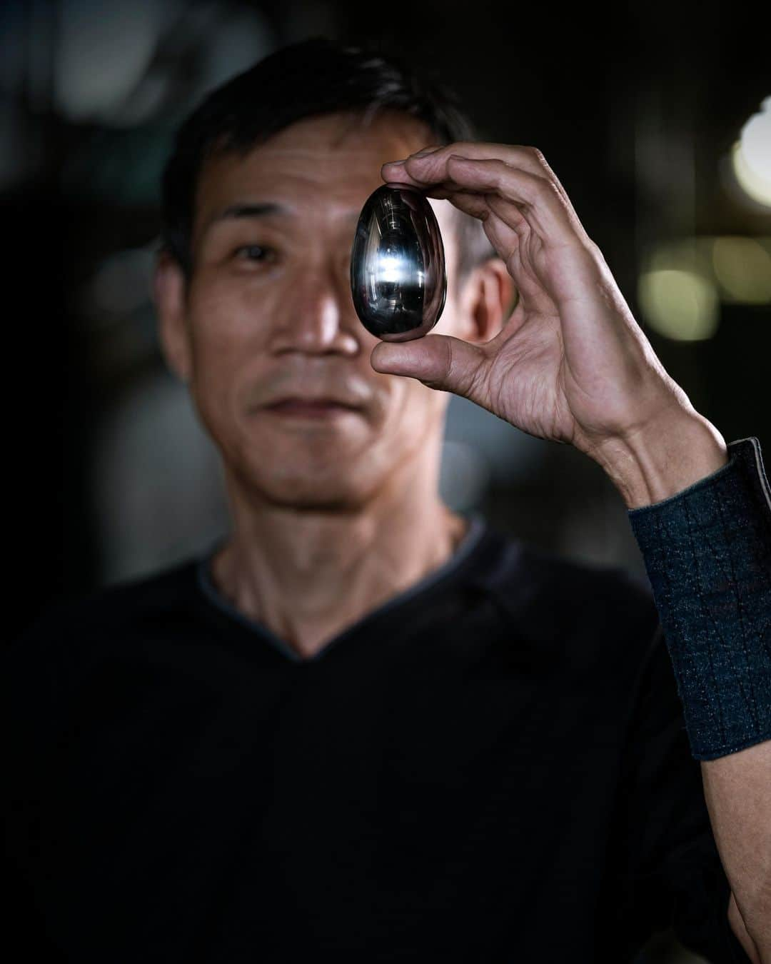 MAZDA Canadaのインスタグラム：「Made entirely from sheet metal, this egg-shaped sculpture is the perfect representation of Takumi master Yutaka Kawano’s attention to detail. Producing fine objects with no visible joints, Kawano uses shapes such as the egg and pyramid to hone his metalwork skills in Mazda’s Design Modelling Studio. Learn more at the #MazdaStories link in bio. #MazdaCanada 🔴 Entièrement réalisée à partir de feuilles de métal, cette sculpture en forme d'œuf est la parfaite représentation de l'attention portée aux détails par le maître Takumi, Yutaka Kawano. Réalisant des objets sans joints apparents, Kawano utilise des formes ovoïde et pyramidale pour mettre à profit son savoir-faire au sein du studio de modélisation de Mazda. Pour en savoir plus, consultez le lien #MazdaMonde dans notre bio. #MazdaMonde​」