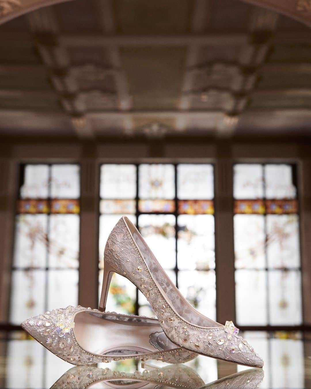 レネカオヴィラのインスタグラム：「Finely embellished with hand-applied crystals and rhinestones, the Cinderella pump is where romance meets glamour.  #ReneCaovillaDaydream #ReneCaovilla」