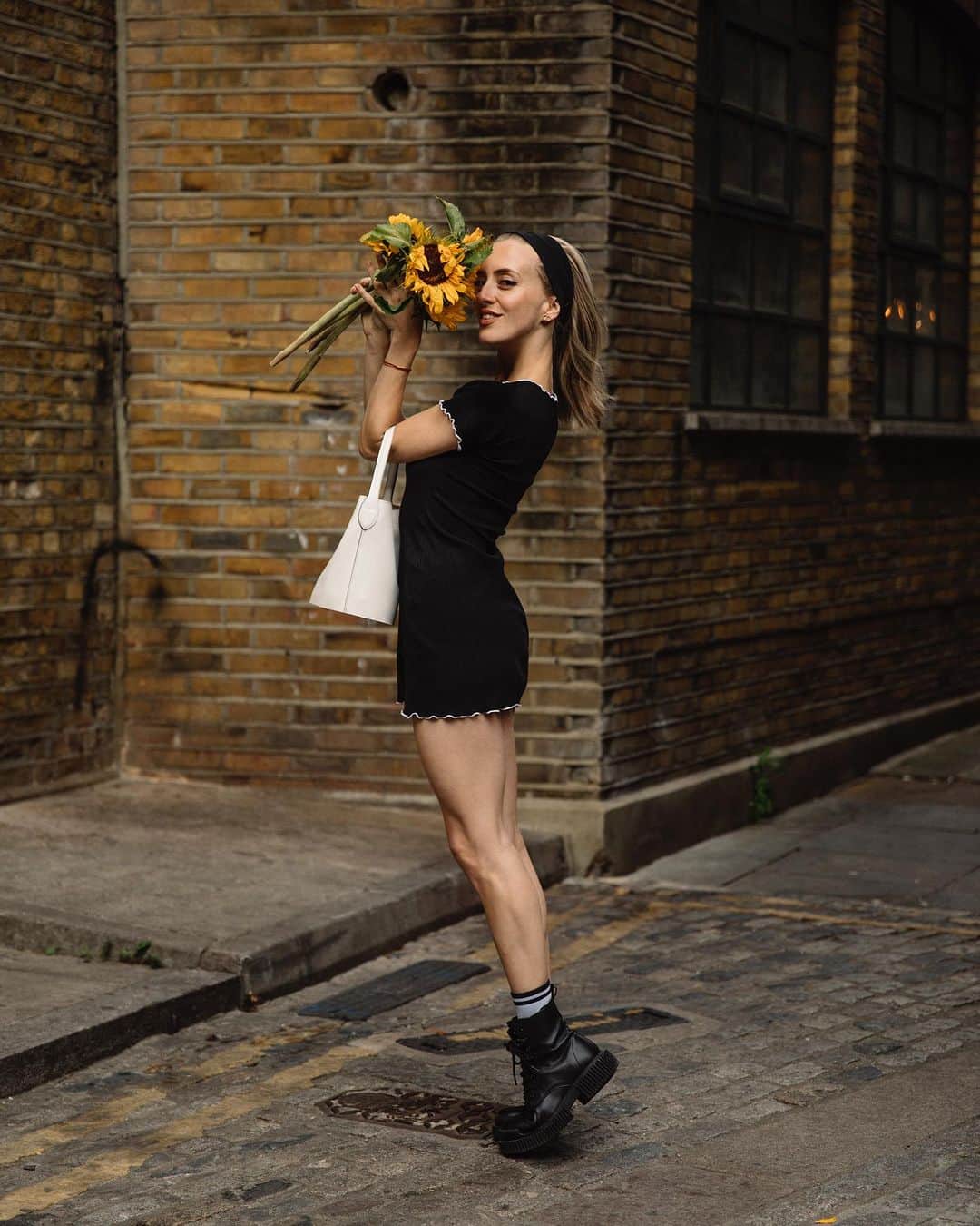サラ・ミカエラのインスタグラム：「It was a Sunday for sunflowers 🌻✨   *press pieces tagged」