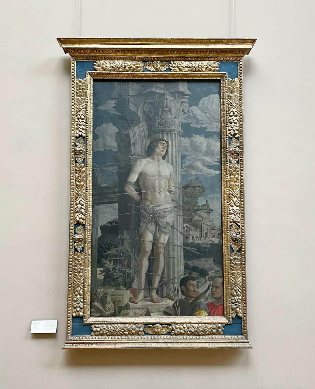 ルーブル美術館さんのインスタグラム写真 - (ルーブル美術館Instagram)「#LouvreAnecdotes 🇫🇷 Savez-vous que le saint Sébastien de Mantegna se trouvait jusqu’au début du 20e siècle à Aigueperse, en Auvergne ?   - ✍️ La dévotion à saint Sébastien, protecteur contre la peste, était très forte au 15e siècle. L’iconographie traditionnelle est ici renouvelée par l’introduction de nombreuses références antiques. Mantegna s’est livré avec passion à la redécouverte de l’Antiquité, encouragé par son maître Squarcione et par ses fréquentations dans les milieux humanistes padouans.   - 🎁 Ce tableau fut probablement offert à l’occasion du mariage, en 1481, de la fille du protecteur de Mantegna, Federico Gonzaga, marquis de Mantoue, avec Gilbert de Bourbon, comte de Montpensier, alors au cœur d’une cour princière puissante à Aigueperse. Cet élément permet d’expliquer la présence de l’œuvre en Auvergne dès la fin du 15e siècle.   ∴ 🌍 Did you know that, until the early 20th century, Mantegna's Saint Sebastian could be found at Aigueperse in the Auvergne region of France?   - ✍️ Devotion to Saint Sebastian, protector against the plague, was very strong in the 15th century. Here, traditional iconography is renewed by the introduction of numerous antique references. Mantegna was passionately committed to the rediscovery of Antiquity, encouraged by his master Squarcione and his acquaintances in Paduan humanist circles.    - 🎁 This painting was probably offered on the occasion of the marriage, in 1481, of the daughter of Mantegna's patron Federico Gonzaga, Marquis of Mantua, to Gilbert de Bourbon, Count of Montpensier, then at the heart of a powerful princely court in Aigueperse. This explains the work's presence in Auvergne as early as the end of the 15th century.  - 📷 © Musée du Louvre / Nicolas Bousser  . . . #Louvre #MuseeDuLouvre」7月18日 0時55分 - museelouvre