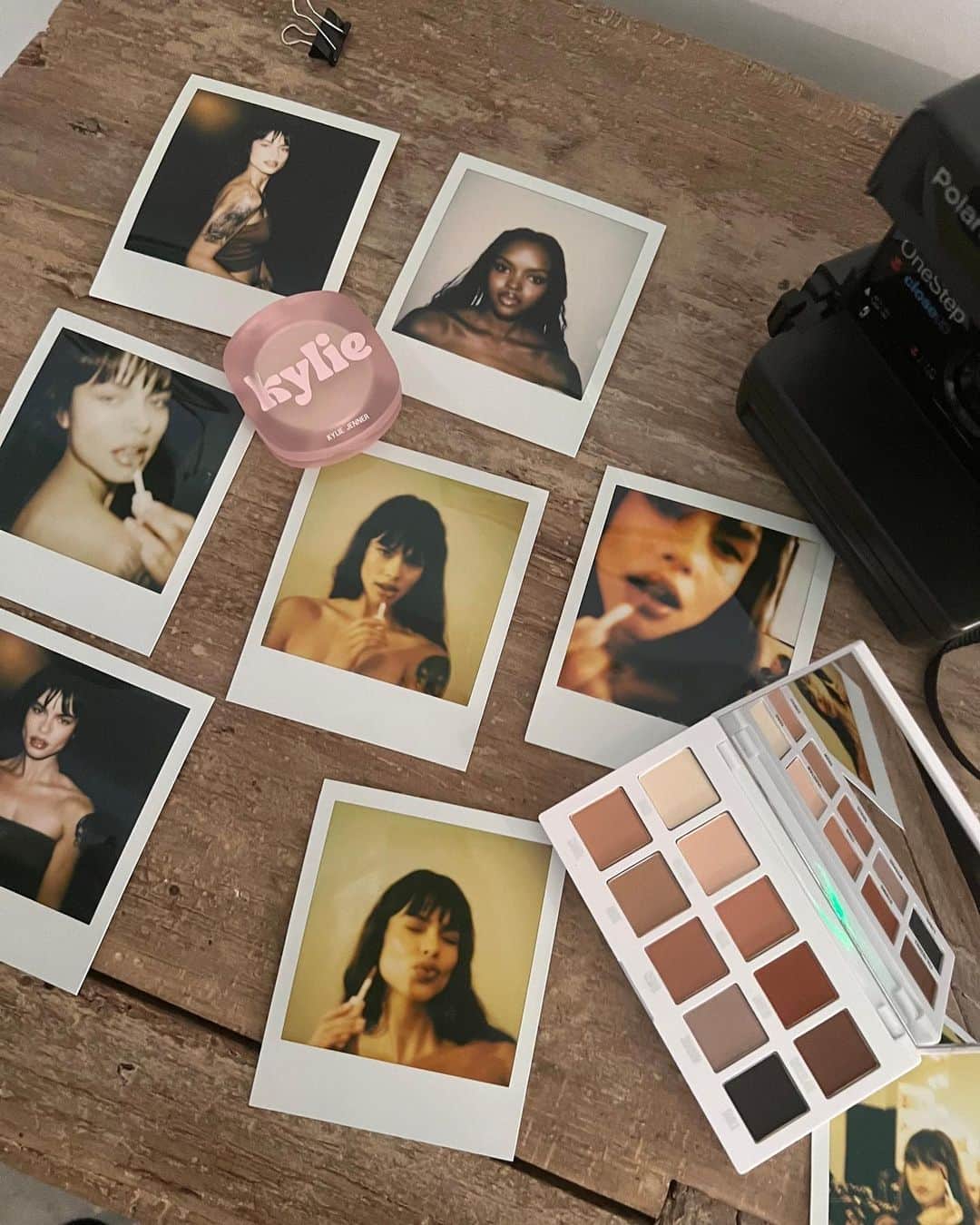 Kylie Cosmeticsさんのインスタグラム写真 - (Kylie CosmeticsInstagram)「photoshoot days 📸⁠」7月18日 0時55分 - kyliecosmetics