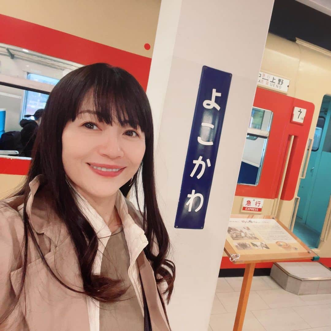 うちやえゆかさんのインスタグラム写真 - (うちやえゆかInstagram)「春の軽井沢旅行の続き 一人で行っているような写真だけど 4人で出かけました！サービスエリアで お土産よりも🚃だった、やえ丼です🤣  峠の釜めし車両内で食べていいなんて素敵✨ 私は家に帰って美味しくいただきました🥢  昔、よく歌のイベントで行っていた信州 釜めし買っていたな。この器、懐かしい。  一泊旅行の締めに電車 最初から最後まで楽しい旅でした🎵  #信越本線 #軽井沢 #横川駅 #電車 #楽しい #峠の釜めし #美味しい #懐かしい  #サービスエリア #楽しいね #お土産 #も #買いました #幼馴染」7月18日 0時56分 - yukauchiyae