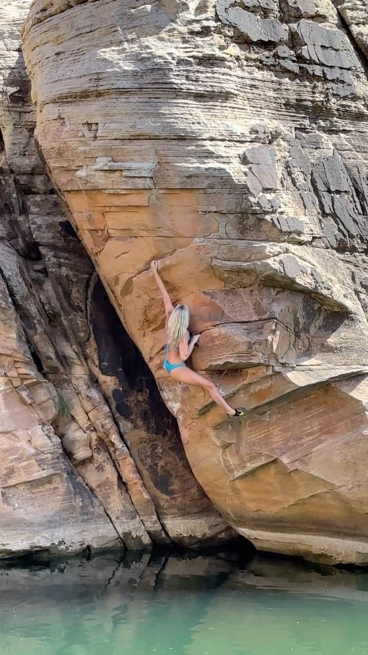 シエラ・ブレア・コイルのインスタグラム：「Last Day of Summer, V3 Clear Creek Reservoir, Winslow, AZ   A jumpy little gem from Clear Creek 💥 The start dyno is definitely the compiest dyno I’ve ever done outside!  *I think the technical way to finish this boulder is straight up versus going out right like I did in the video 😂   🎥: @b_enix_」
