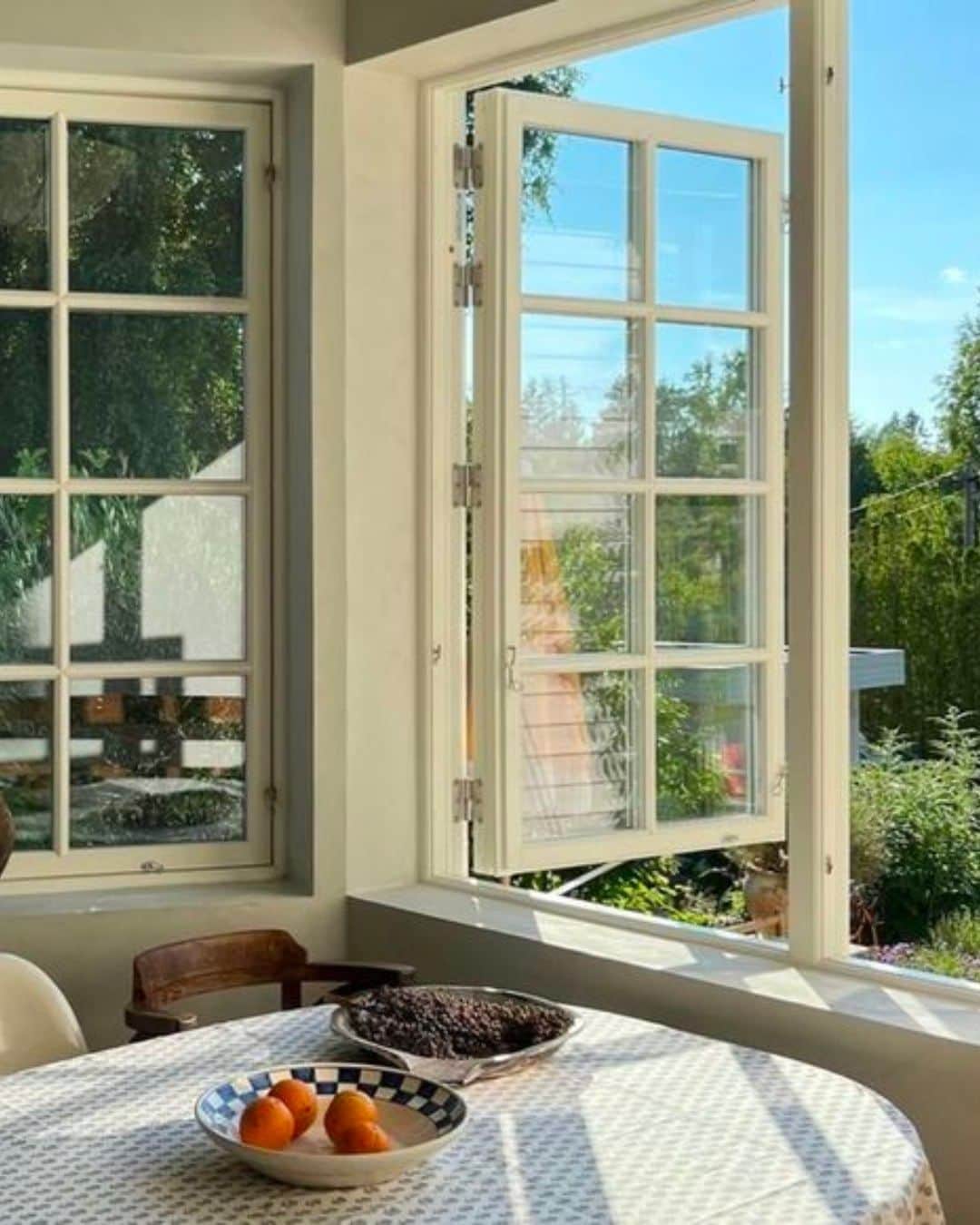 のインスタグラム：「SUMMER BREEZE 🌞  L’été s’éveille doucement, comme un murmure enchanté porté par l’air frais d’un matin d’été. ✨ L’air pur et revigorant murmure les promesses d’une journée remplie de merveilles estivales !  ---  Summer awakens gently, like an enchanted whisper carried by the fresh morning air.✨ The pure and invigorating breeze whispers promises of a day filled with summer wonders!  Pinterest : delphinemclaughlinn  #Princessetamtam #Summer #SummerViews #SummerVibes #WindowScenes #WindowOverNature」