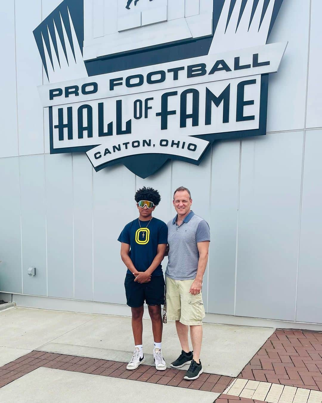 トム・ベリカのインスタグラム：「Little detour on dad/son road trip to @profootballhof. Outstanding facility and homage to the legends. #profootballhalloffame #dadsonroadtrip. Oh, and he kicked my butt in state capitals! Next stop…」