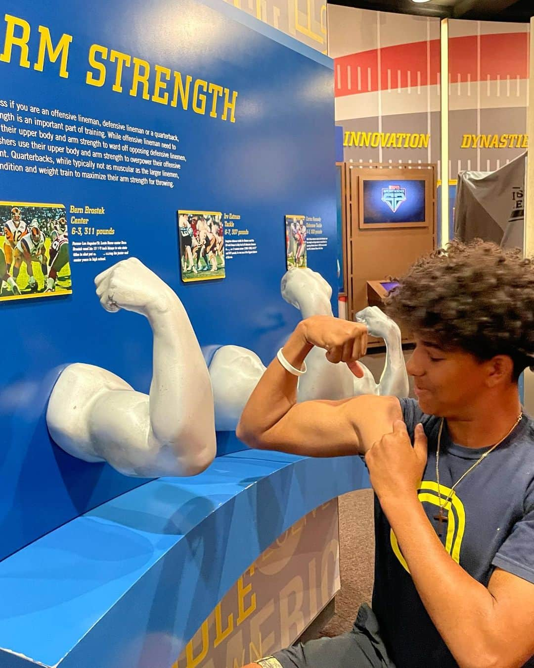 トム・ベリカさんのインスタグラム写真 - (トム・ベリカInstagram)「Little detour on dad/son road trip to @profootballhof. Outstanding facility and homage to the legends. #profootballhalloffame #dadsonroadtrip. Oh, and he kicked my butt in state capitals! Next stop…」7月18日 1時09分 - tomverica