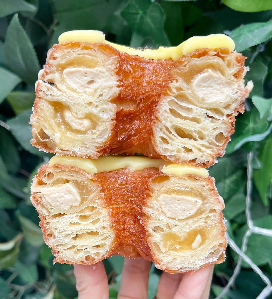 DOMINIQUE ANSEL BAKERYさんのインスタグラム写真 - (DOMINIQUE ANSEL BAKERYInstagram)「Pineapple & Oolong for July’s NYC Cronut® flavor, filled with pineapple jam and oolong tea ganache. Sunny summer flavors here in SoHo, served all month long and now also shipping nationwide at DominiqueAnselOnline.com too.🍍🍵😎」7月18日 1時18分 - dominiqueansel