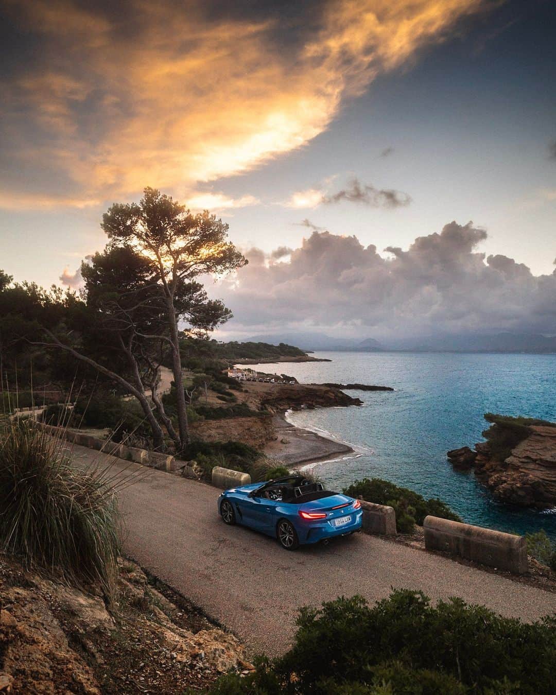 BMWさんのインスタグラム写真 - (BMWInstagram)「Stop and take it in 🌊🌾 📸: @kama.sway @roigmallorca #BMWRepost   The BMW Z4. #THEZ4 #BMW #Z4 __ BMW Z4 sDrive20i: Combined fuel consumption: 7.4–6.9 l/100 km. Combined CO2 emissions: 167–157 g/km. All data according to WLTP. Further info: www.bmw.com/disclaimer」7月18日 1時12分 - bmw