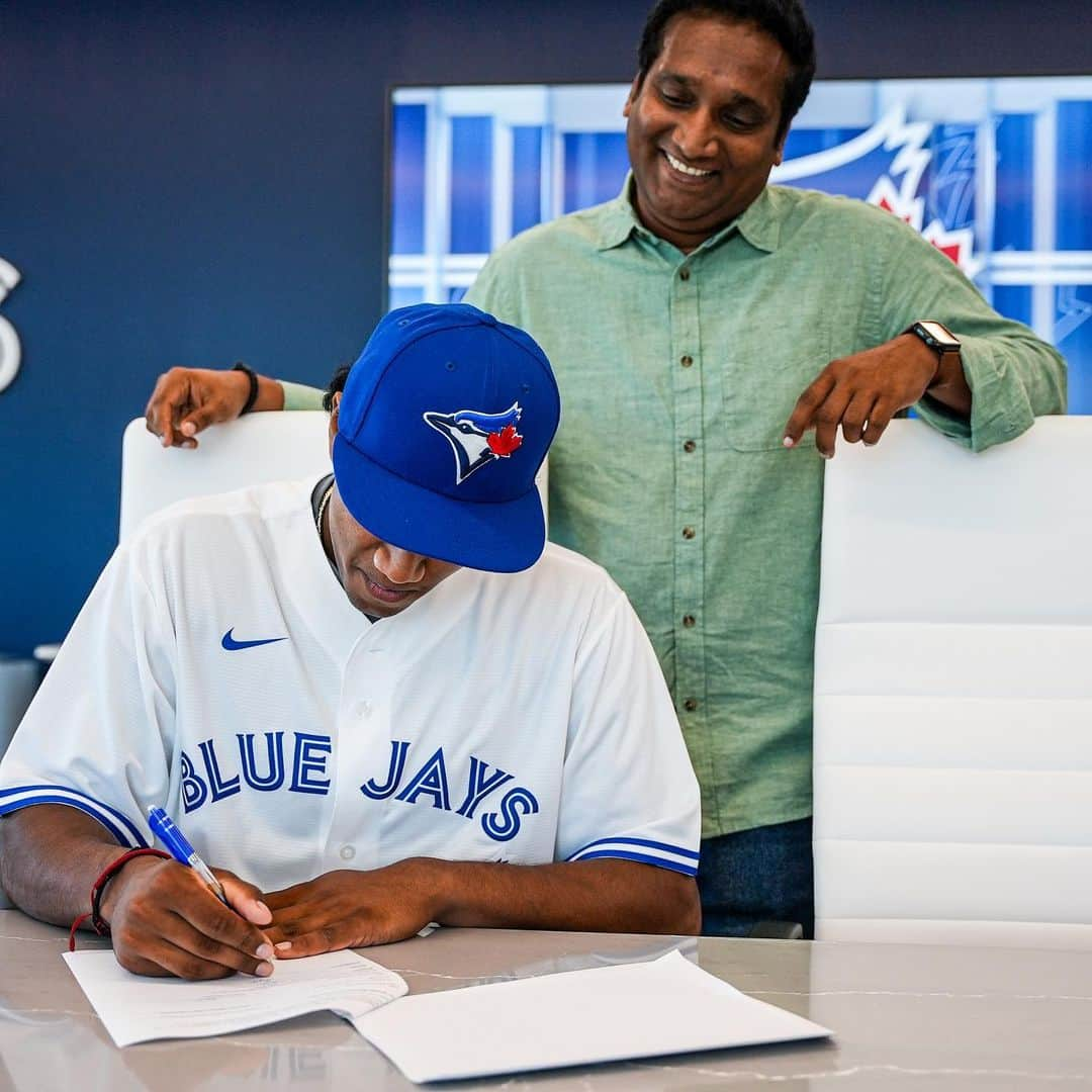 トロント・ブルージェイズさんのインスタグラム写真 - (トロント・ブルージェイズInstagram)「Welcome to our Blue Jays family, Arjun Nimmala! 🇮🇳⚾️🇨🇦 #MLBDraft」7月18日 1時20分 - bluejays