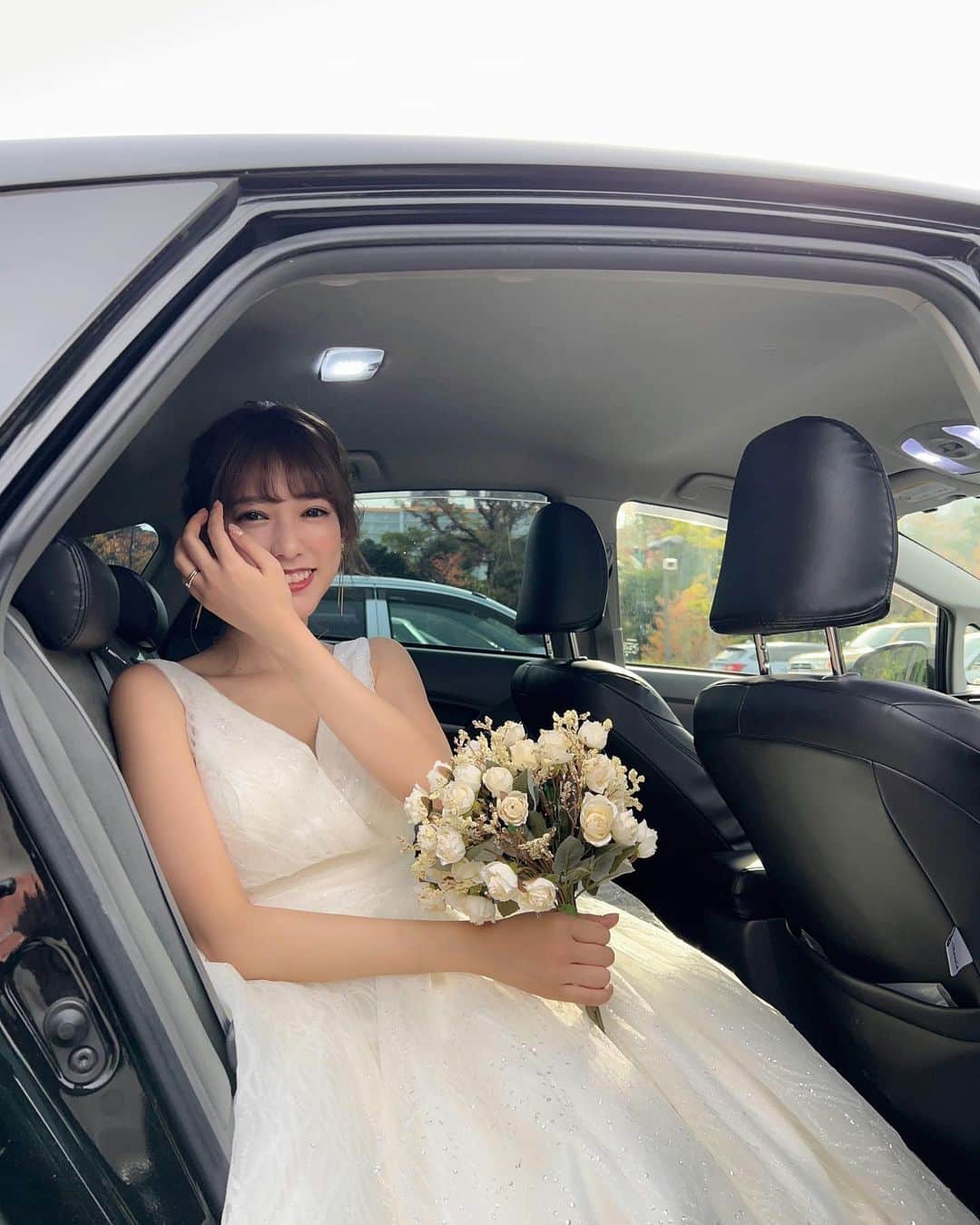 諭吉さんのインスタグラム写真 - (諭吉Instagram)「結婚式の写真、載せようのせようと思ってサボってたので今日から少しずつ載せます🤳♡  前撮りは和歌山に旅行にいく予定があったので、じゃあせっかくだから千畳敷で撮ろう！となりました🦭  📸 @genki0826_g さん 小物類全て @shein_japan  ドレスはメルカリで譲っていただきました！」7月18日 20時40分 - yk.th