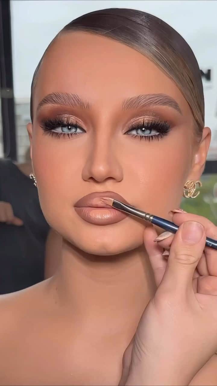 Huda Kattanのインスタグラム：「Stunning 😍😍😍 makeup on @eraakajtazi by the amazing @dafineneziri @hudabeautyshop products used @hudabeauty GloWish Multidew Vegan Skin Tint Foundation HudaBeauty #fauxfilter concealer, sugar biscuit 3.5N Hudabeauty cheeky tint in Perky Peach  Glowish Luminous Pressed powder 💖 @hudabeauty Easy Bake ✨ @hudabeauty EyeLashes in Samantha ✨ @hudabeauty Legit Lashes Double-Ended ✨ @Hudabeauty Warm Matte Obsessions Palette  @hudabeauty HUDA BEAUTY EMPOWERED EYESHADOW PALETTE」