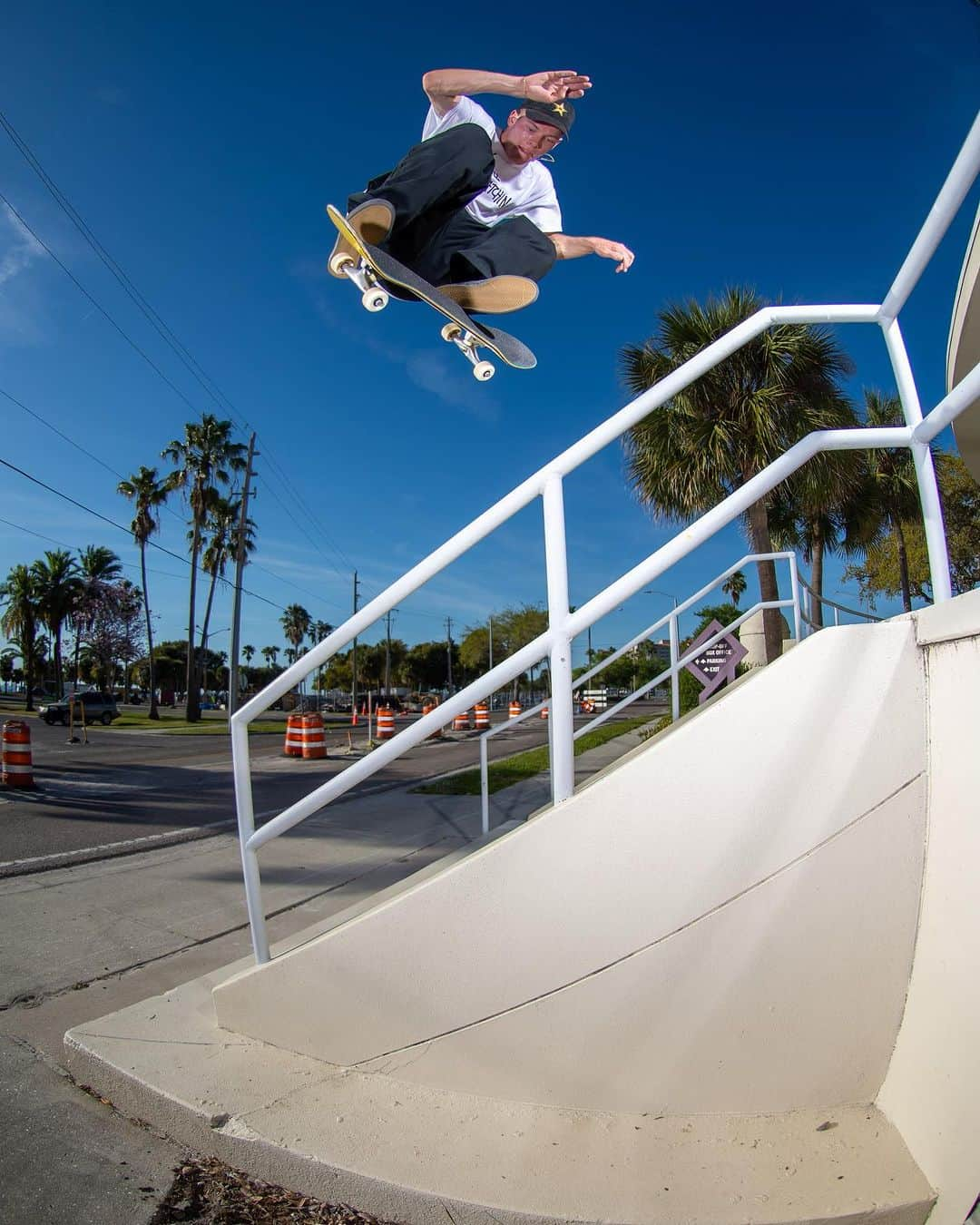 ジェイク・イラーディのインスタグラム：「Sw flip over the Muni rail  📸 @jumpmangringo」