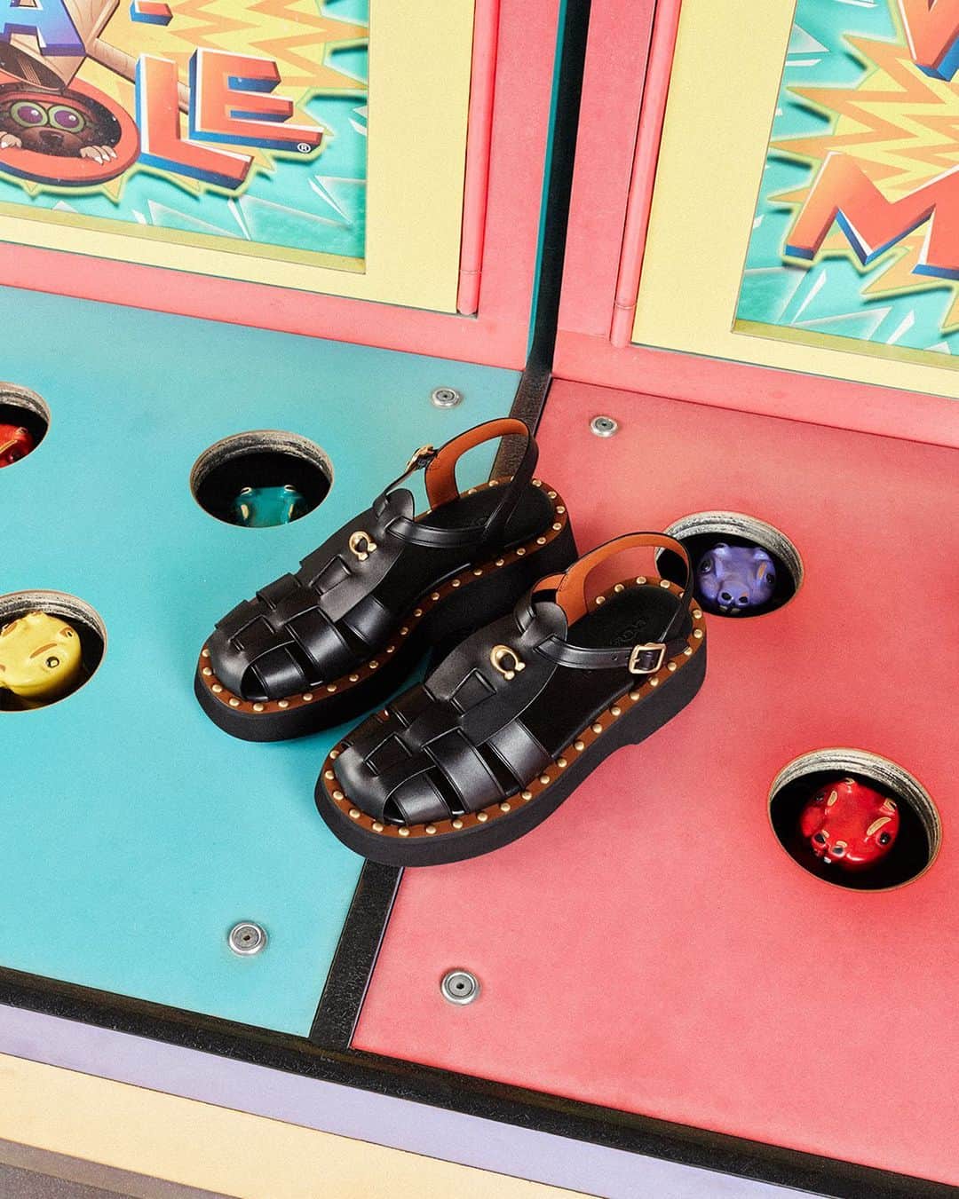 コーチのインスタグラム：「New shoes, old stomping grounds. Bring style to your summer. #CoachNY #SummerStyle #Fashion」