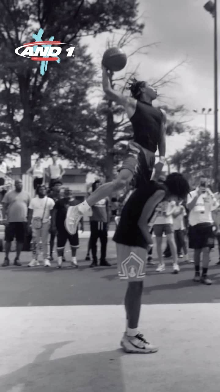 アンドワンのインスタグラム：「Philly went WILD last week🔥🏀 🎥@robertepstine  #and1 #and1life #and1mixtape #and1openrun #streetball #northphilly #dunkcontest」