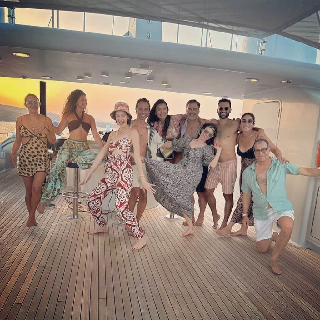 サーシャ・コーエンのインスタグラム：「Thank you @albert_5seas and @kellylions for bringing together an amazing group of humans to celebrate life and love this past week. ♥️ 🙏🏻 Sardinia and Corsica were nice too 🤣」