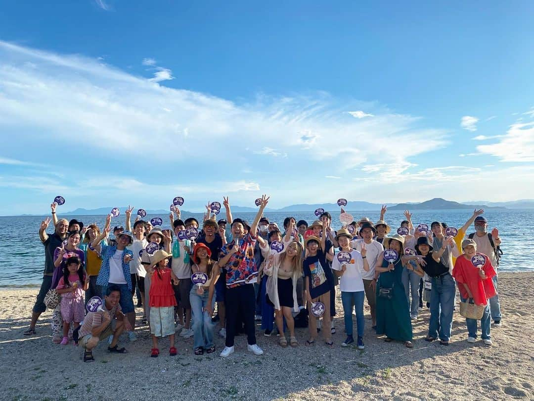 真部理子さんのインスタグラム写真 - (真部理子Instagram)「🌊𝑈𝑚𝑖𝑛𝑜𝑠𝑢 カーニバル 1𝐷𝐴𝑌 一真氏とリスナーさんと一緒に 最高の海の日を過ごせました🏄‍♀️🌺 ⁡ 来てくださった方々、 ラジオの向こうのリスナーの皆さま、 暑い熱い❤︎をありがとうございます！！ ⁡ ⁡ チームゴッジ、大好きです。 ⁡ ⁡ 一真氏、長時間お疲れ様🎤 毎回プロフェッショナルすぎて怖い✨ ⁡ えみたすはトークお化け👻 ずっと爆笑の連続。すごすぎる★ ⁡ ⁡ ⁡ また皆様に会えますように☽ ⁡ ⁡ ⁡ #リコトレ #ゴッジ #江本一真のゴッジ #江田島 #ウミノス #海の日 #広島イベント #広島パーソナルトレーニング #水着女子  ⁡ ⁡」7月18日 1時52分 - riko_manabe