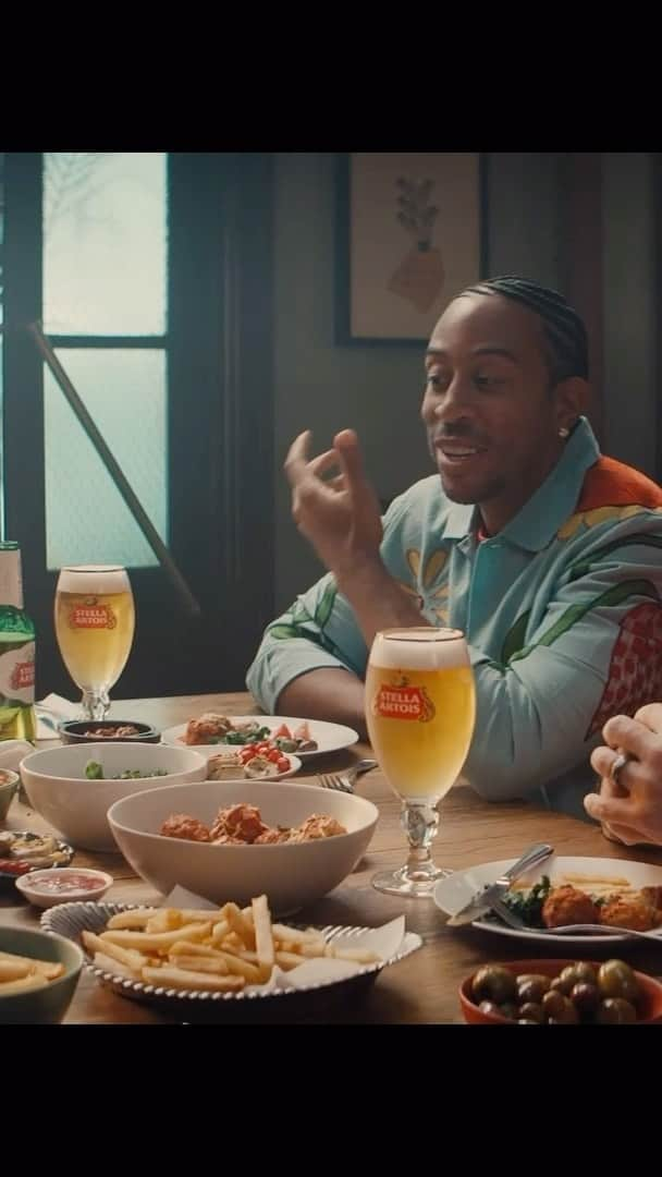 リュダクリスのインスタグラム：「When y’all invite the crew over, what’s the most 🔥 meal that you always chef up? Let me know, then head to @stellaartoisusa bio for a chance to pull up to the world’s most fascinating dinner with me and a few of my friends #LetsDoDinner  STELLA ARTOIS® LET’S DO DINNER SWEEPSTAKES.   NO PURCHASE NECESSARY.  Open to U.S. residents 21+.  Ends 9/4/23.   Visit stellaartois.com/letsdodinner for entry & Official Rules. Msg & data rates may apply. Void where prohibited.」