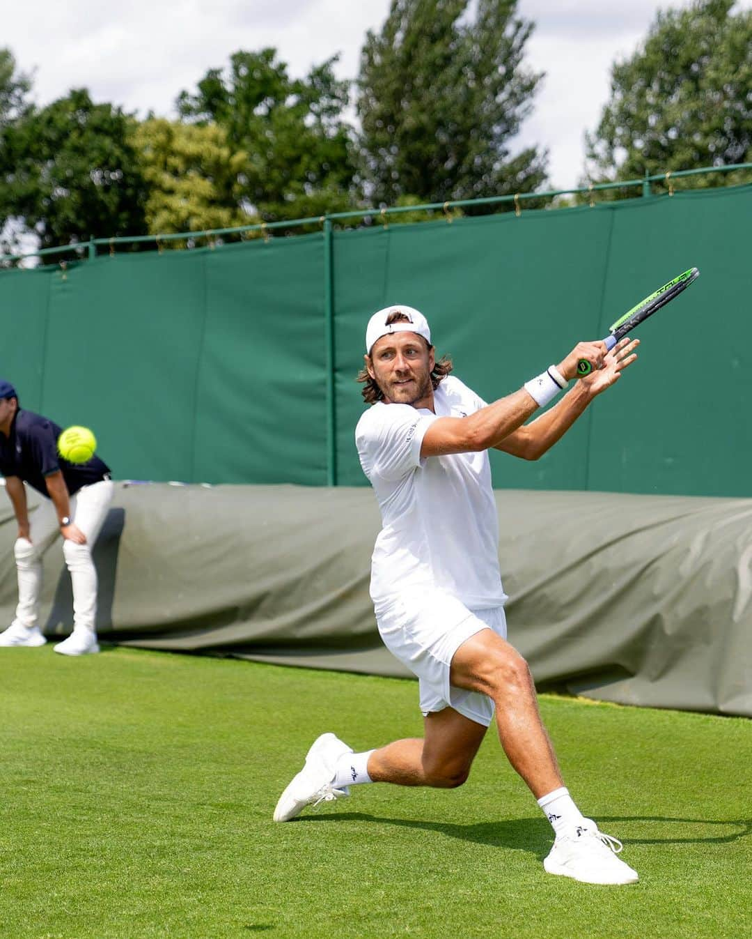 リュカ・プイユさんのインスタグラム写真 - (リュカ・プイユInstagram)「Bonjour à tous, je n’ai pas donné de nouvelles depuis mon abandon au dernier tour des qualifications du tournoi de Wimbledon suite à une intense douleur au dos. A mon retour sur Paris les résultats des examens réalisés n’étaient pas positifs et m’ont contraint à me retirer de tous les tournois du mois de Juillet.. Ces dernières semaines j’ai essayé de faire le maximum pour accélérer la cicatrisation mais les résultats des nouveaux examens ne sont pas encore satisfaisants et la douleur est toujours présente. Une reprise de l’entraînement tennis est prévue début août au plus tôt. C’est dur à accepter après plusieurs semaines positives depuis Roland Garros mais je vais tout faire pour revenir le plus vite possible et repartir sur les mêmes bases. Un grand merci à tous pour votre soutien et à très vite.」7月18日 1時47分 - lucaspouille